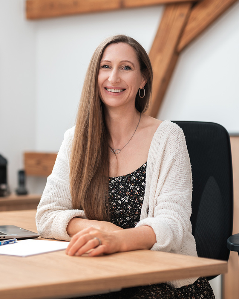 monika-kiefersbeck-ueber-mich Vorläufiges KI-Porträt, kein echtes Foto von Monika